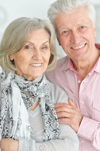 portrait of a happy senior couple at home - Foto, afbeelding