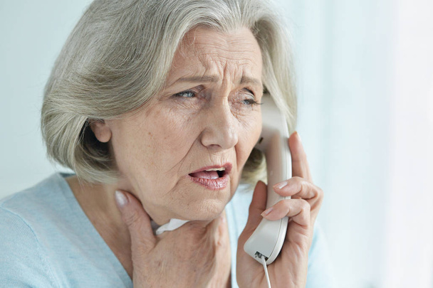 Portrait of upset senior woman calling doctor  - Photo, image