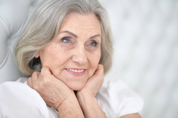 Portrait of happy senior woman posing at home - Foto, afbeelding