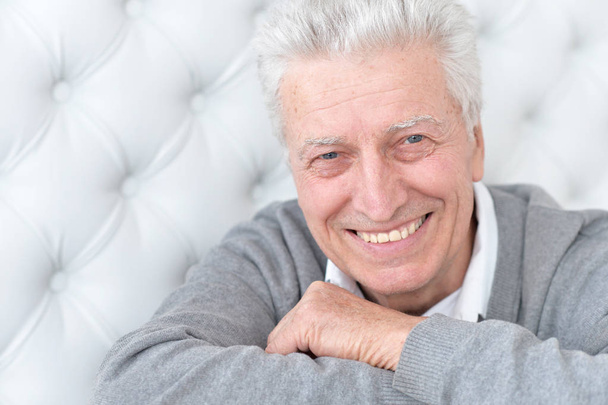 happy senior man posing at home - Foto, Bild
