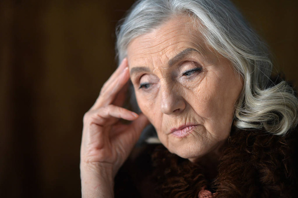 Close up retrato da mulher idosa cansada posando
 - Foto, Imagem