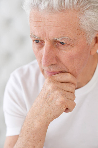 Közelről gondolkodó idősebb férfi portréja - Fotó, kép