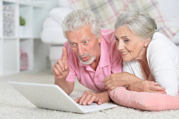 happy senior couple using  laptop  at home - Фото, зображення