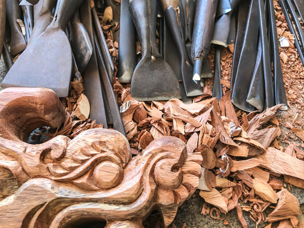 Timmerman hout beitel tool met snijwerk van oude houten. - Foto, afbeelding