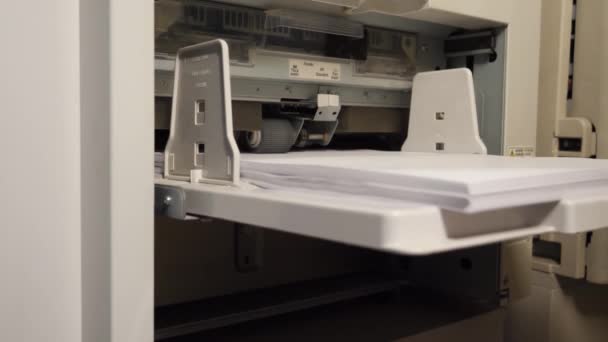 Detalhe de uma impressora digital moderna de um centro de cópia
 - Filmagem, Vídeo