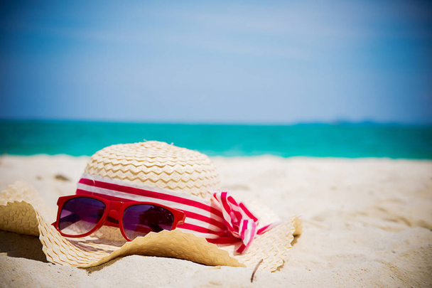 Concept vacances d'été avec accessoires sur la plage de sable fin
 - Photo, image