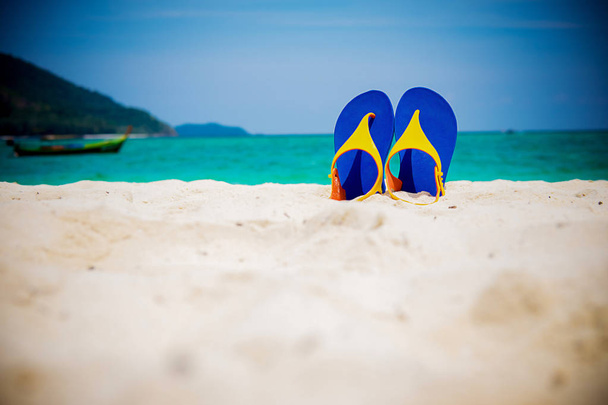 Concept vacances d'été avec accessoires sur la plage de sable fin
 - Photo, image