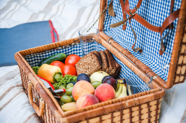 Picnic basket with fruit and bread close up - Foto, imagen