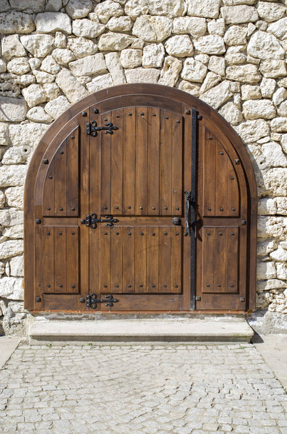Νέα δίπτερα ξύλινη πόρτα με αψίδα, Βουλγαρία, Europ - Φωτογραφία, εικόνα