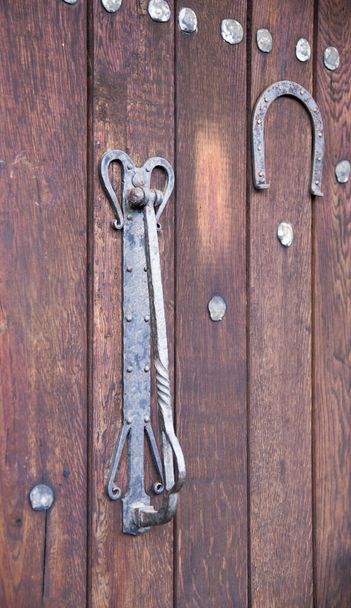 Stary dekoracyjne drzwi Kołatka i podkowy na drewniane drzwi, Bułgaria, Europ - Zdjęcie, obraz