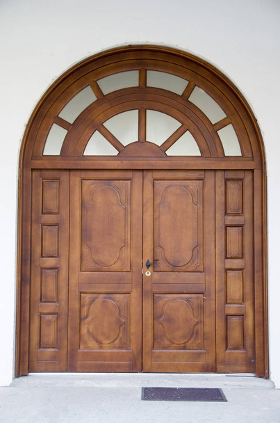 Nueva puerta de madera de dos alas con arco, Bulgaria, Europ
 - Foto, Imagen