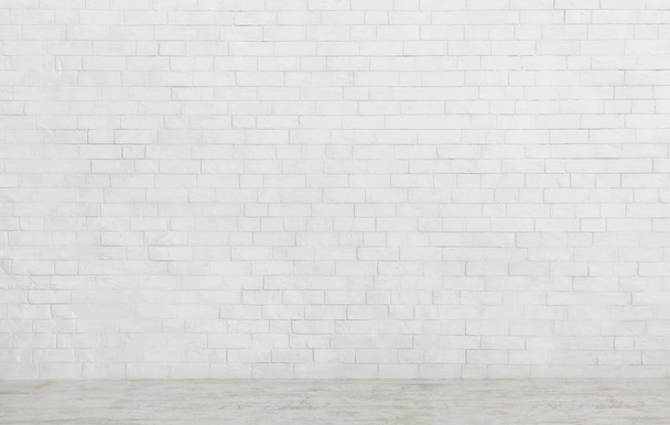 Fehér tégla fal és szürke padló szobabelső - Fotó, kép