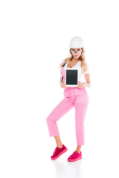 mulher útil em uniforme rosa e óculos segurando tablet digital com tela em branco no fundo branco
 - Foto, Imagem