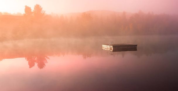 näkymä venelaiturille Lac-Superieur, sumuinen aamu sumussa, Laurentidesissa, Mont-tremblant, Quebec, Kanada - Valokuva, kuva