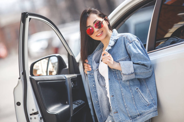 Confident woman in automobile. Lady driving a car. Young beautiful female sitting in the auto. Urban woman. - Foto, imagen