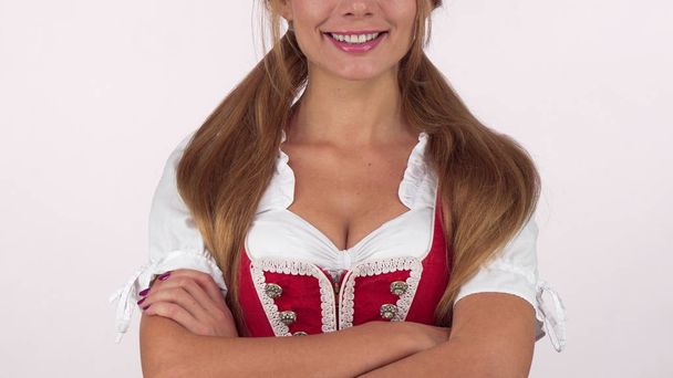 Mutlu bir şekilde gülümseyerek dirndl elbiseli seksi büyük kruvaze Oktoberfest kadın - Fotoğraf, Görsel