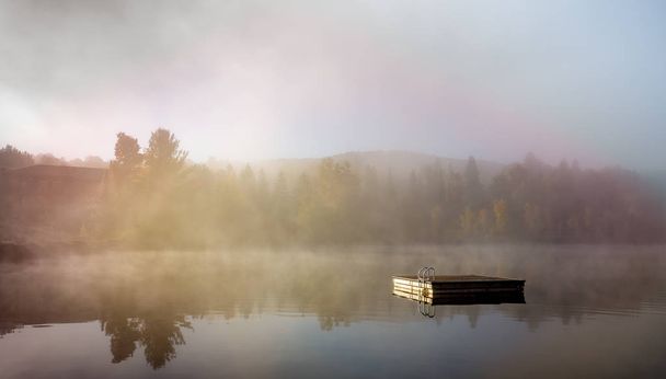 pohled na dok lodi Lac-Superieur, mlhavé ráno s mlhou, v Laurentides, Mont-tremblant, Quebec, Kanada - Fotografie, Obrázek
