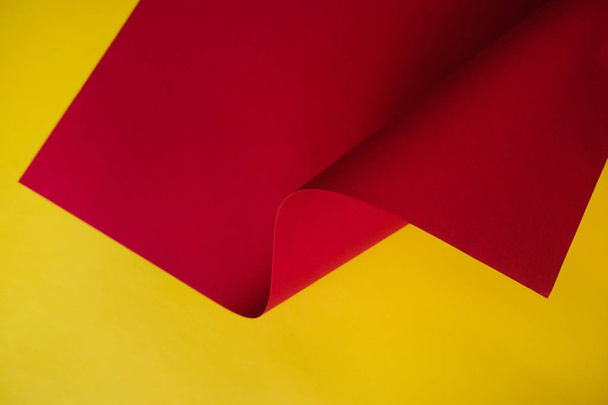 Abstração de um papel de desenho vermelho e amarelo. Espaço vazio em papel monocromático
.  - Foto, Imagem
