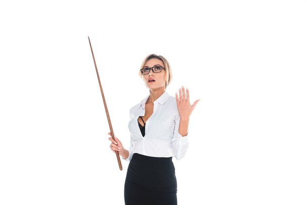 atractiva profesora en falda negra y blusa con escote abierto sosteniendo puntero aislado en blanco
 - Foto, imagen