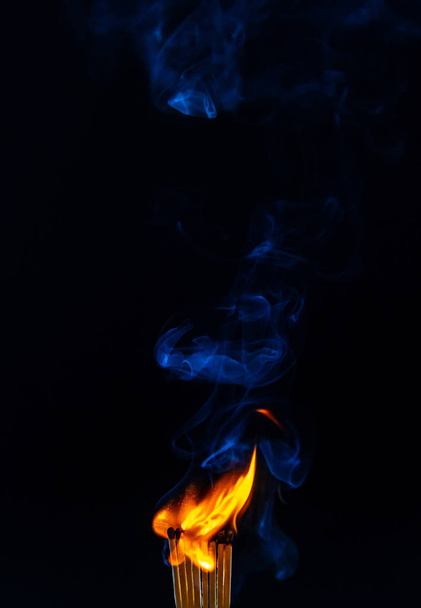 partido, fósforos, humo, fondo negro y llama
 - Foto, imagen