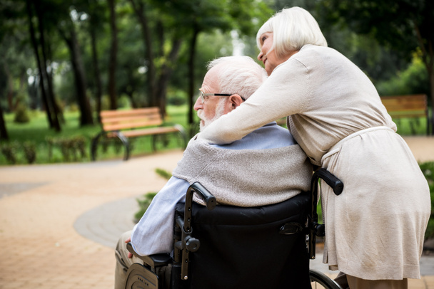 femme âgée avec mari en fauteuil roulant dans le parc
 - Photo, image