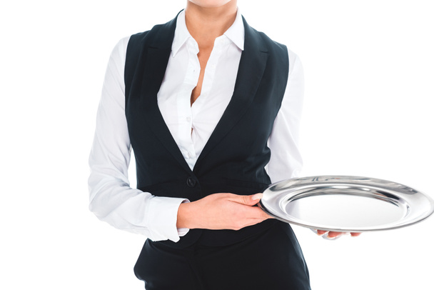 περικοπεί θέα σερβιτόρα σε μαύρη στολή κρατώντας δίσκος που απομονώνονται σε λευκό - Φωτογραφία, εικόνα