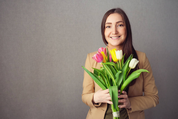 chica con un ramo de tulipanes en casa
 - Foto, Imagen
