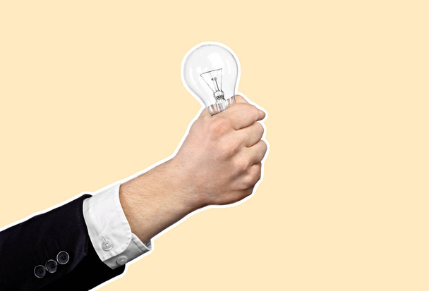 Geschäftsidee. Geschäftsmann hält Glühbirne in der Hand. Collage im Stil eines Magazins mit Kopierraum. abstrakter kreativer Hintergrund - Foto, Bild