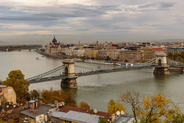 Panorama del Parlamento ungherese e del Ponte delle Catene (Szechenyi Lanchid), sul Danubio, Budapest, Ungheria
 - Foto, immagini
