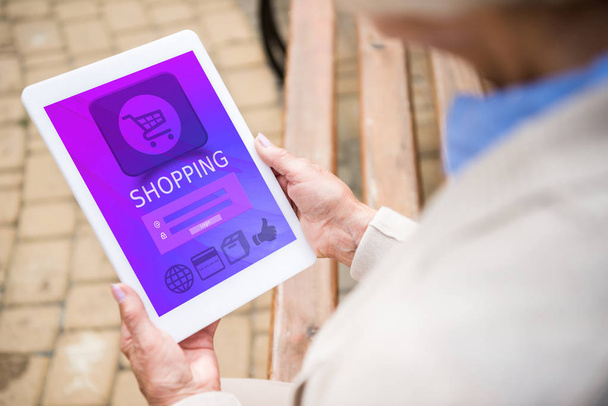 enfoque selectivo de la mujer mayor utilizando portátil digital con compras en línea en la pantalla
  - Foto, Imagen