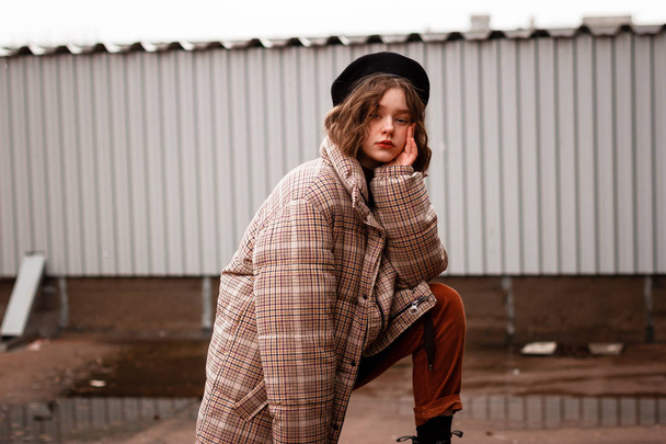 Φωτογραφία δρόμου σγουρά νεαρή κοπέλα σε casual ρούχα - Φωτογραφία, εικόνα