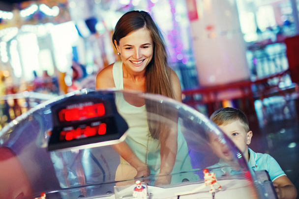anya és fiú táblázat Jégkorong arcade játék gép játszani, vidámpark - Fotó, kép
