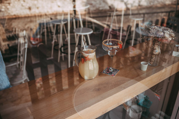 Limonada sobre mesa con vidrio
 - Foto, imagen