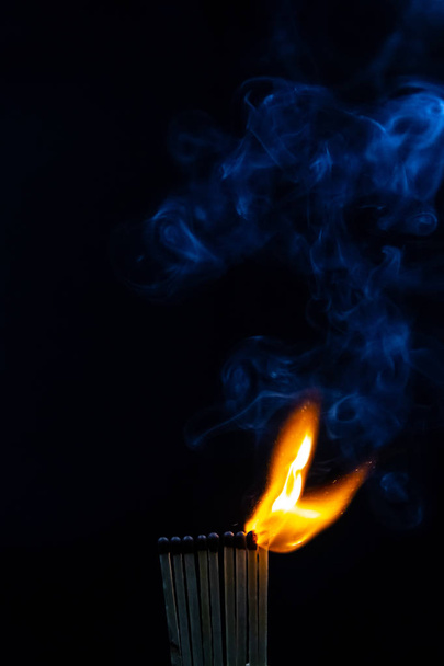 partido, fósforos, humo, fondo negro y llama
 - Foto, imagen