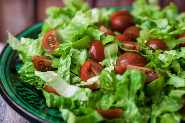 салат в веганском стиле с салатом и свежими помидорами
 - Фото, изображение