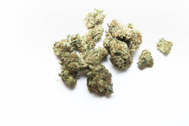 Крупный план сушеной марихуаны, лекарственного растения
. - Фото, изображение