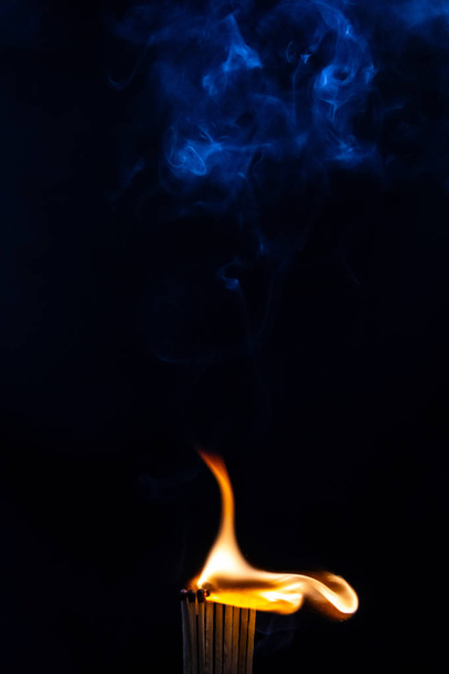 試合、試合、煙、黒い背景と炎 - 写真・画像