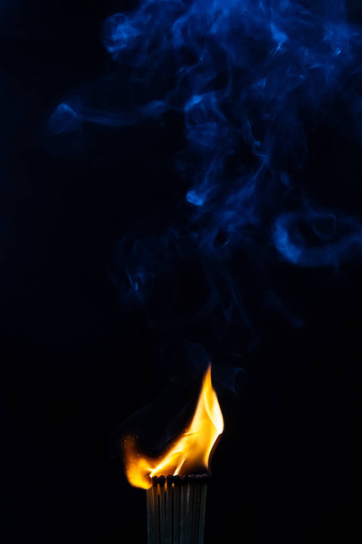 試合、試合、煙、黒い背景と炎 - 写真・画像