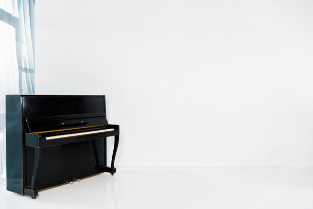zwarte piano op witte achtergrond met kopie ruimte - Foto, afbeelding