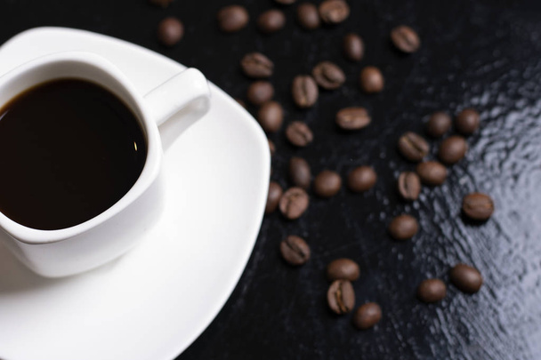  xícara de café expresso e grãos de café na mesa - Foto, Imagem