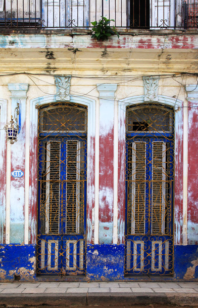 Triciclo y edificio antiguo de La Habana, Cuba - Foto, imagen