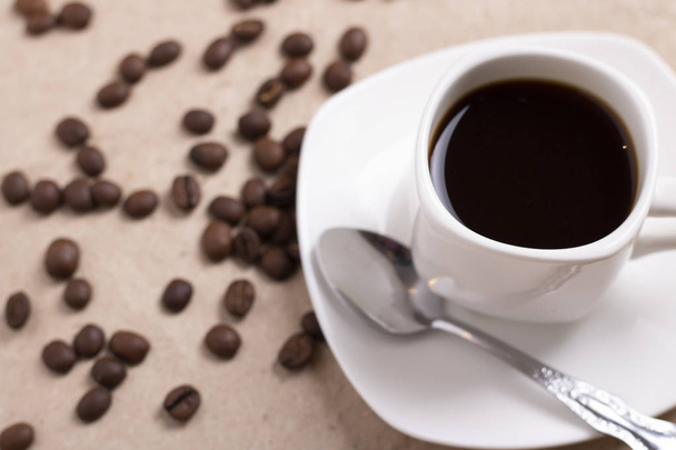  taza de café expreso y granos de café en la mesa - Foto, Imagen