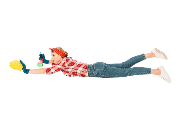 menina flutuante em jeans e limpeza camisa xadrez com pano e spray
  - Foto, Imagem