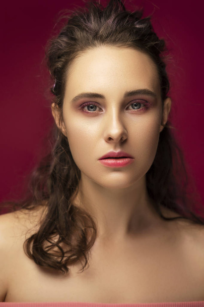 Barna kaukázusi aranyos modell kreatív frizura, rózsaszín, sötét háttér. Úgy néz ki, mint a sellő. Hely a szöveg. - Fotó, kép
