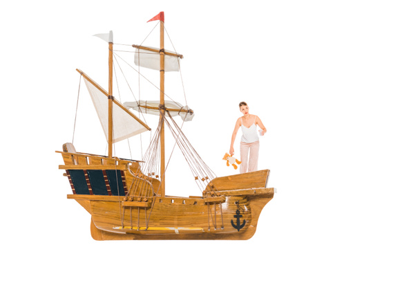 Dziewczyna w piżamy trzyma misia i stojąc na pływający model statku z miejsca kopii - Zdjęcie, obraz