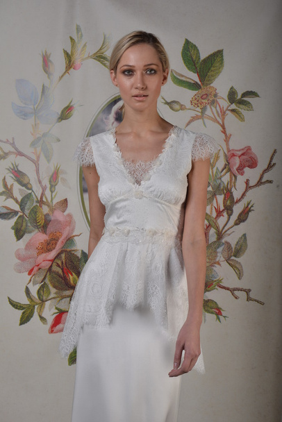 NEW YORK huhtikuu 22: Malli poseeraa Claire Pettibone morsiamen esitys laituri 92 aikana International Bridal Fashion Week huhtikuuta 22, 2013 New Yorkissa
 - Valokuva, kuva