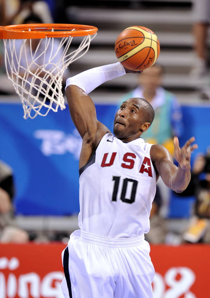 Kobe Bryant de USA intenta derrotar a China durante un partido preliminar de baloncesto masculino de los Juegos Olímpicos de Beijing 2008 en el Gimnasio Olímpico de Baloncesto de Beijing en Beijing, China, el domingo 10 de agosto de 2008
 - Foto, imagen