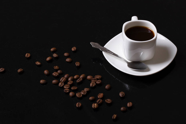 Свежая чашка кофейного столика с бобами - Фото, изображение