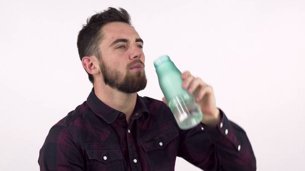attraktiver Mann genießt es, frisches Wasser aus der Flasche zu trinken - Foto, Bild