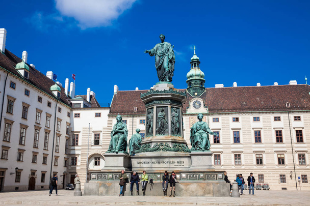 Vienna, Oostenrijk - April, 2018: Toeristen op het standbeeld aan keizer Franz ik ontworpen door Pompeo Marchesi in 1846 - Foto, afbeelding